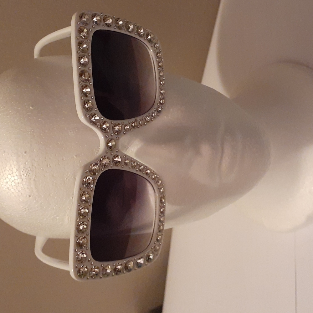 White Chic Square Gradient Sunglasses With Clear Rhinestone.100% U V protection